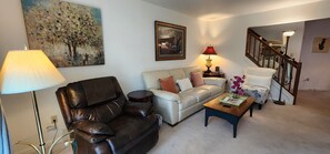 Smart-TV, DVD-Player, Bücher, Musikbibliothek