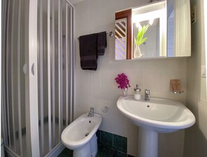 Shower, hair dryer, bidet, towels - JERRY BEACH HOUSE (Costa Saracena - Castelluccio)