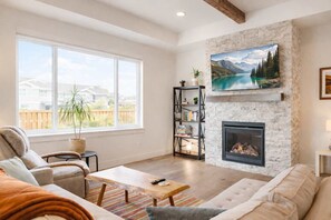 TV, caminetto, studio