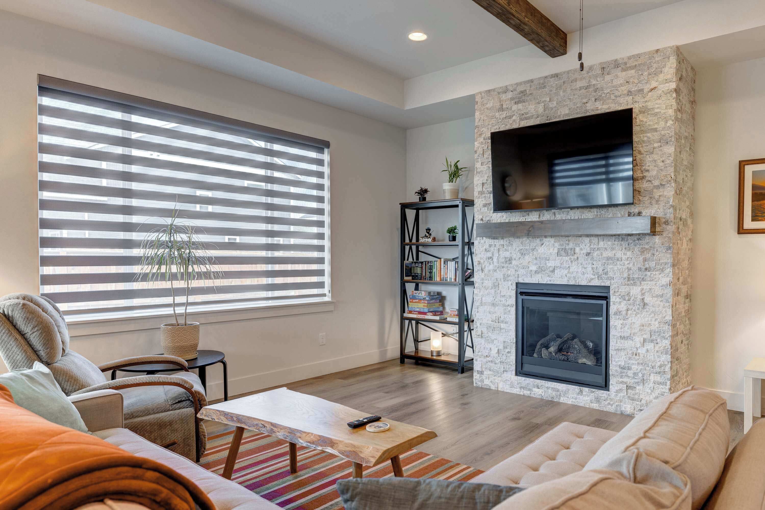 Een televisie, een open haard en een kantoor