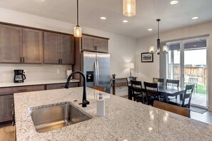 冷蔵庫、電子レンジ、オーブン、コンロ