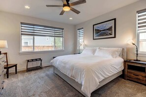 3 室のベッドルーム、デスク、アイロン / アイロン台、WiFi