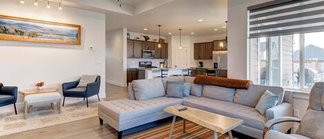 テレビ、暖炉、書斎 / ワークスペース