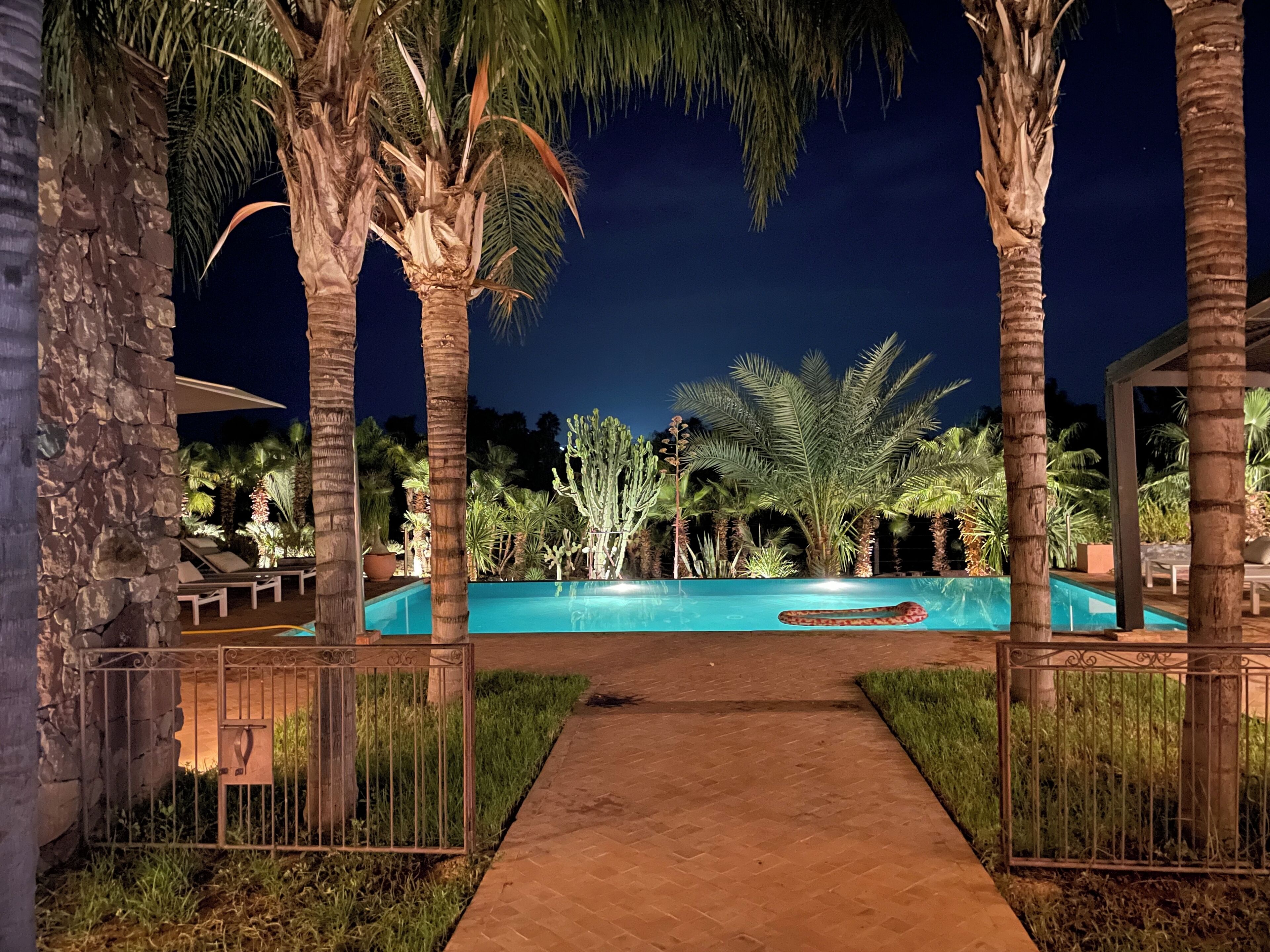 Una piscina cubierta, una piscina al aire libre