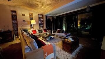 Smart-tv, eldstad, tv-spel och böcker