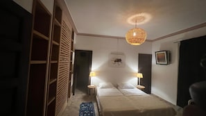 6 bedrooms, in-room safe, desk, iron/ironing board