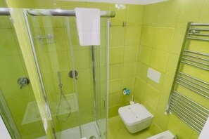 Douche, sèche-cheveux, bidet, serviettes fournies