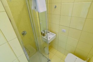 Douche, sèche-cheveux, bidet, serviettes fournies