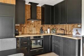 Coffee/tea maker, fridge, oven, stovetop