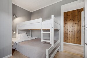 Escritorio, tabla de planchar con plancha, wifi y ropa de cama 