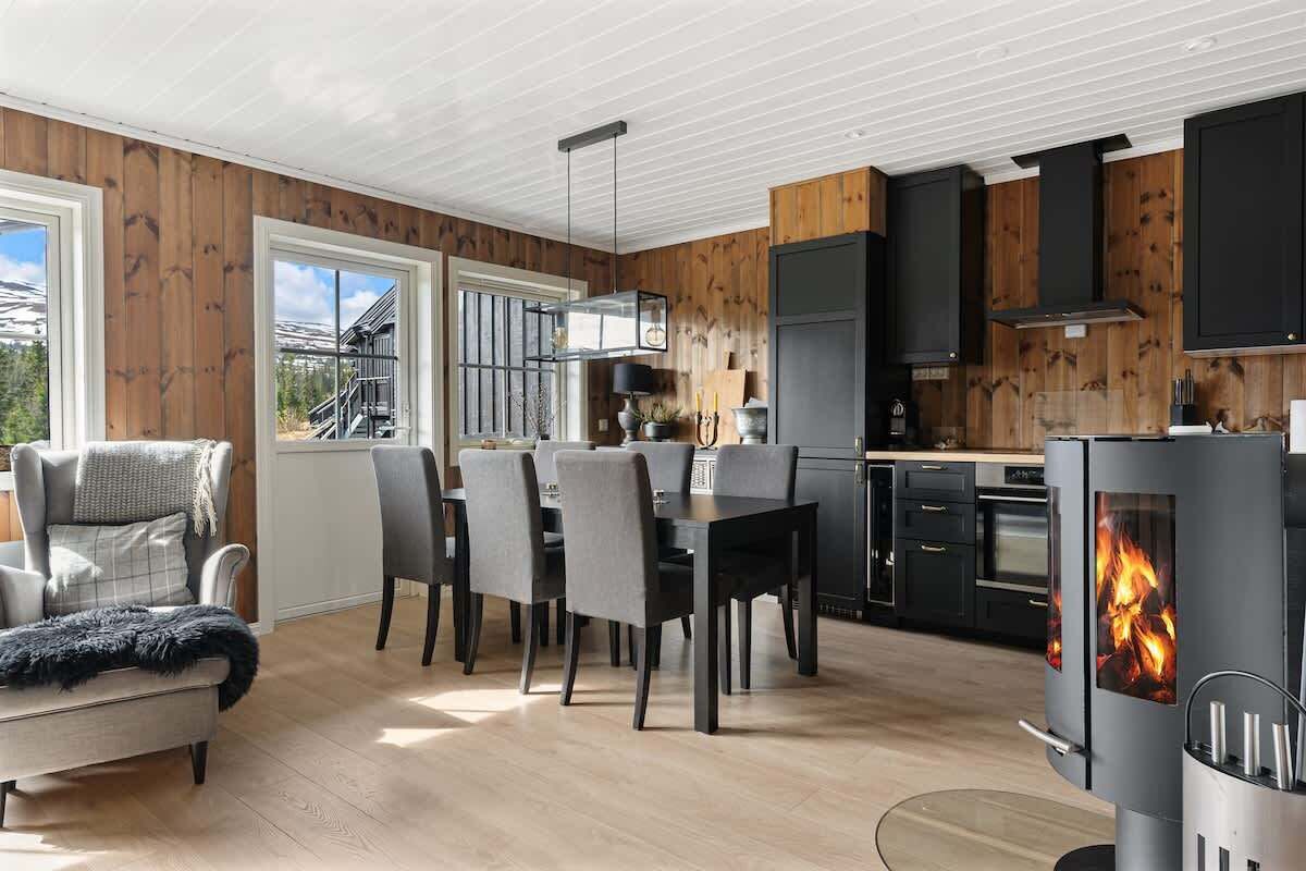 Kjøleskap, ovn, kokeplater og oppvaskmaskin