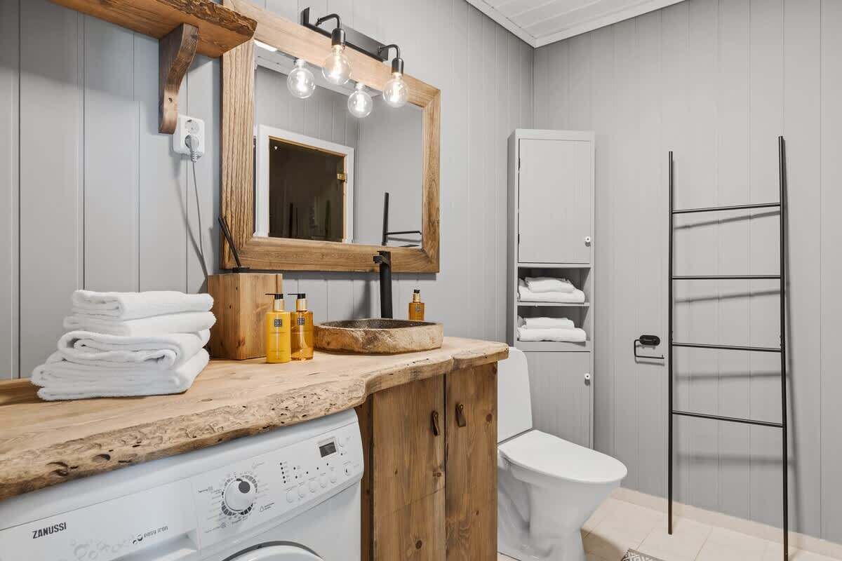 Dusj, hårføner og håndklær