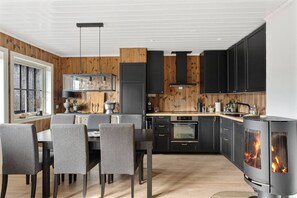 Cafetera/tetera, refrigerador, horno, placa de cocina