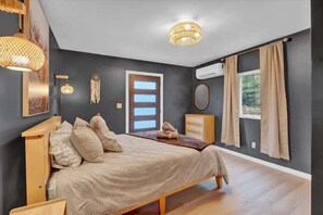 5 bedrooms, WiFi, bed sheets