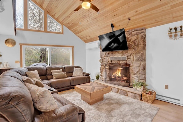 Una televisión, una chimenea