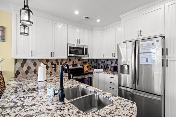 Jääkaappi, mikroaaltouuni, uuni, liesi