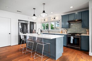 Fridge, microwave, stovetop, dishwasher
