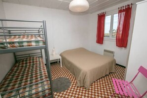 3 quartos, ferros/tábuas de passar roupa, roupa de cama