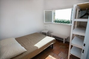 3 bedrooms, iron/ironing board, bed sheets