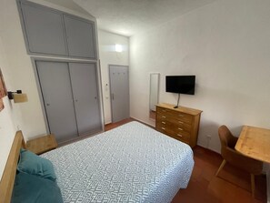 1 dormitorio, tabla de planchar con plancha, wifi y ropa de cama