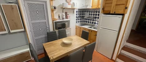 Fridge, microwave, stovetop, coffee/tea maker