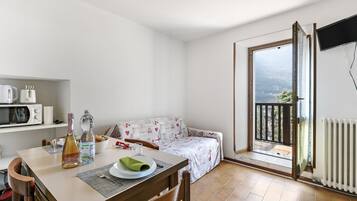 Apartamento standard, vários quartos (Frapporta 3) | Sala de estar | TV 21 polegadas com canais a cabo