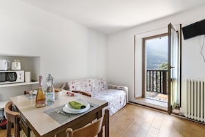 Căn hộ Tiêu chuẩn, nhiều phòng ngủ (Frapporta 3) | Phòng khách | TV 21-inch có truyền hình cáp