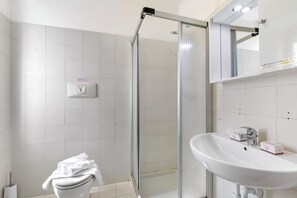 สแตนดาร์ดอพาร์ทเมนท์, หลายห้องนอน (Frapporta 3) | ห้องน้ำ | ฝักบัว, ไดร์เป่าผม, โถสุขภัณฑ์แบบบิเดท์, ผ้าเช็ดตัว