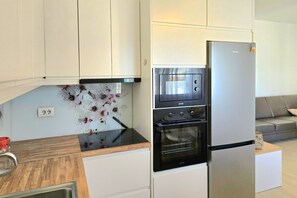 Family Apartment, Multiple Bedrooms, 2 Bathrooms (Perla Holiday Homes 143) | Private kitchen | Fridge, microwave, oven, stovetop - Perla Resort Holiday Homes (Ishëm)