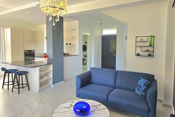 32-inch Smart TV with cable channels - Perla Resort Holiday Homes (Ishëm)