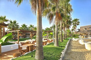 Outdoor dining - Perla Resort Holiday Homes (Ishëm)