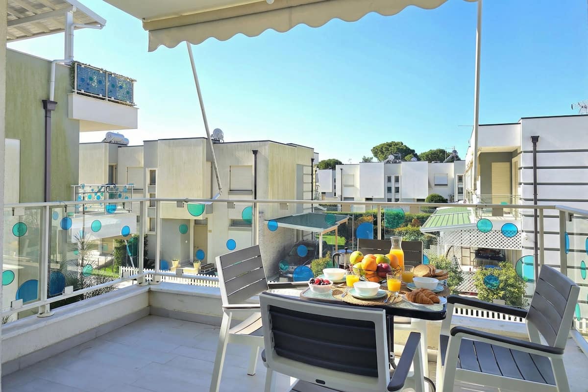 Family Apartment, 2 Bedrooms, 2 Bathrooms (Perla Holiday Homes 146) | Outdoor dining