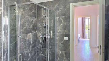 Dusche, Haartrockner, Bidet, Handtücher