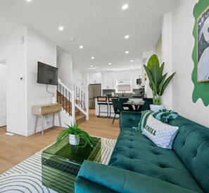 Smart TV, books, offices - The Leaf & Lounge | Tiki HotTub | KingBed | Garage (Edmonton)