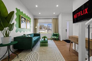 Smart TV, books, offices - The Leaf & Lounge | Tiki HotTub | KingBed | Garage (Edmonton)