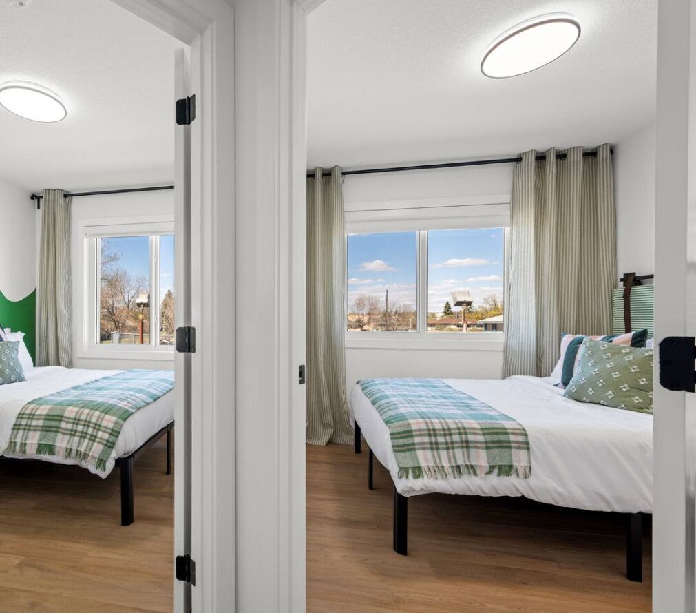 3 soverom, skrivebord, strykejern/-brett og reiseseng for barn