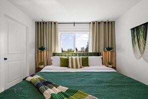 3 habitaciones, escritorio y tabla de planchar con plancha 