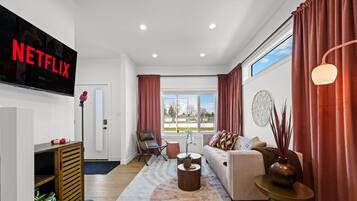 Een smart-tv, boeken en een kantoor