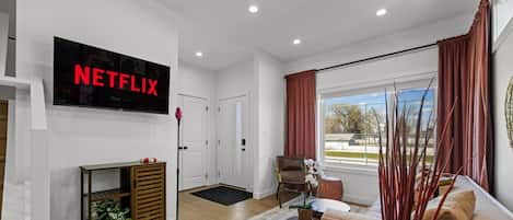 Téléviseur connecté, livres, bureau