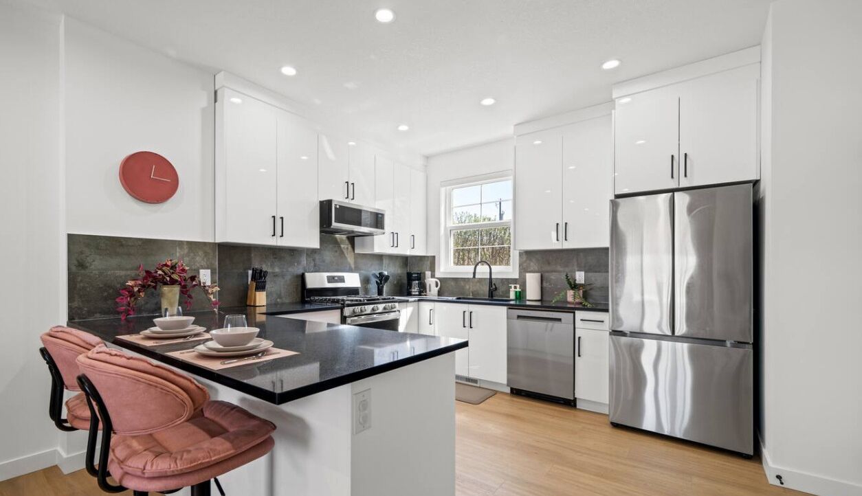 Kjøleskap, mikrobølgeovn, ovn og kokeplater