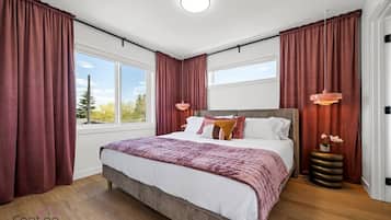 3 makuuhuonetta, työpöytä, silitysrauta/-lauta, vauvan matkasänky