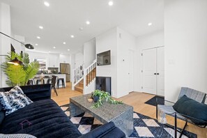 TV connectée, livres, espaces bureaux