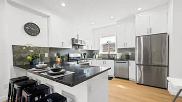 Refrigerador, microondas, horno y parrilla de estufa