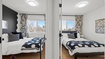 3 makuuhuonetta, työpöytä, silitysrauta/-lauta, vauvan matkasänky