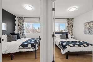 3 sovrum, skrivbord, strykjärn/strykbräda och resesäng