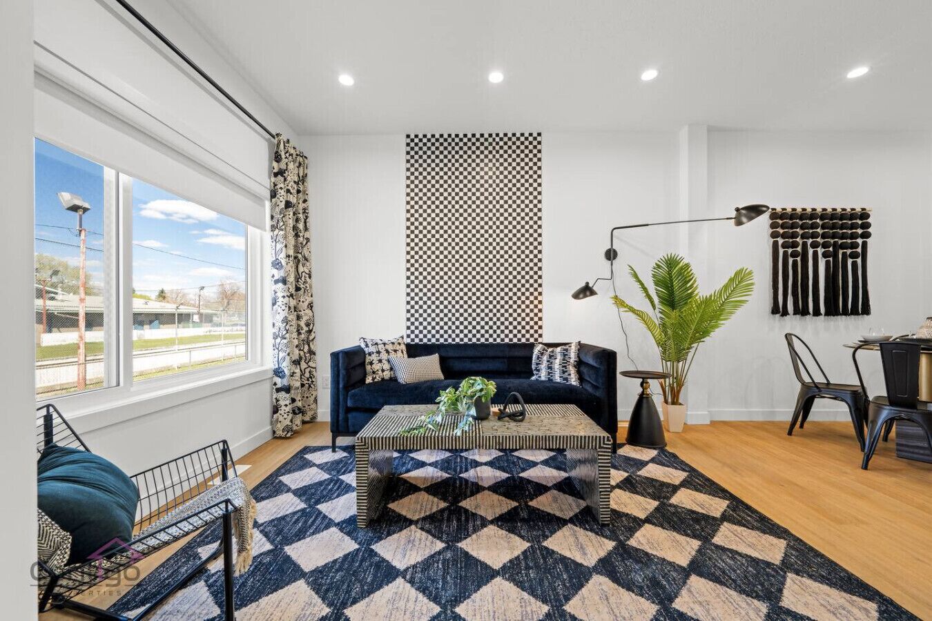 Smart-TV, bøker og kontorer