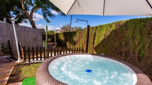 Maison, 2 chambres, accessible aux personnes à mobilité réduite, fumeur | Baignoire à remous extérieure