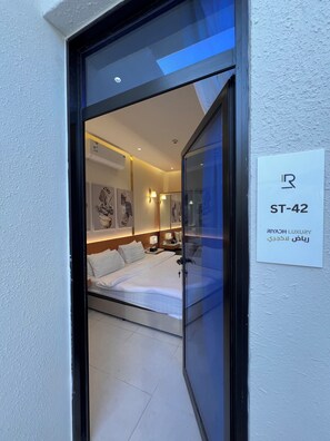 Bureau, espace de travail pour ordinateur portable, Wi-Fi gratuit