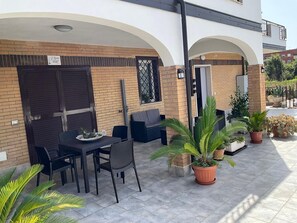 Outdoor dining - Greta family house: Victory (Roma)