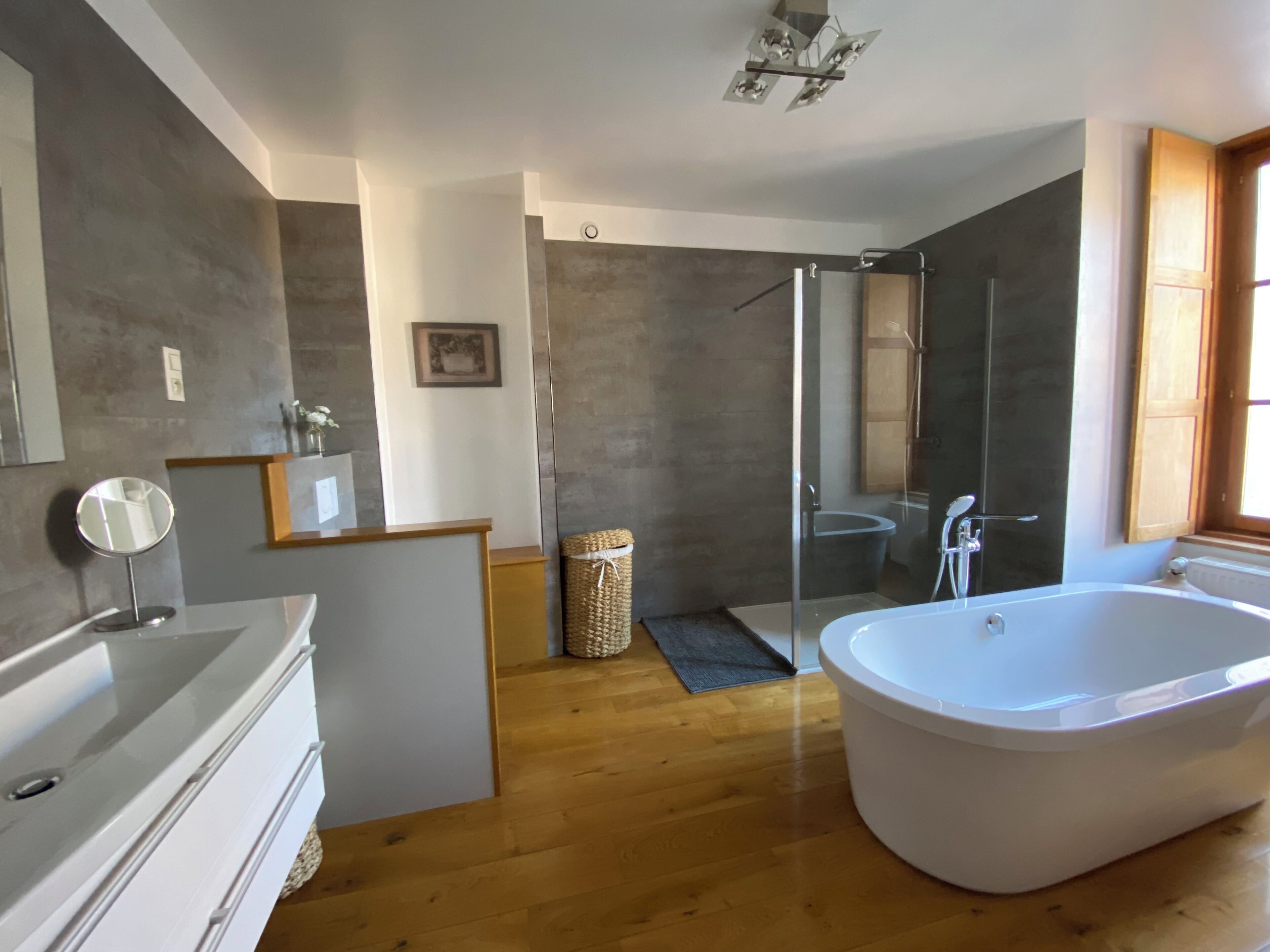 Een haardroger, handdoeken, zeep, toiletpapier